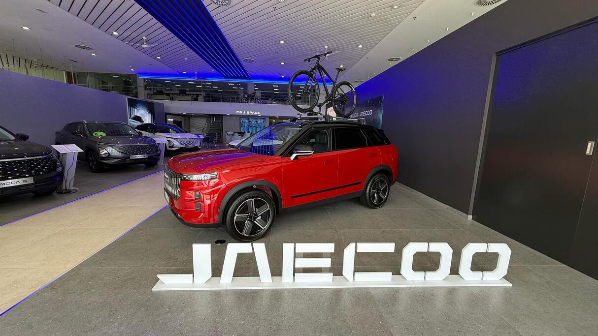 jaecoo 7 con barras de techo y bicicleta